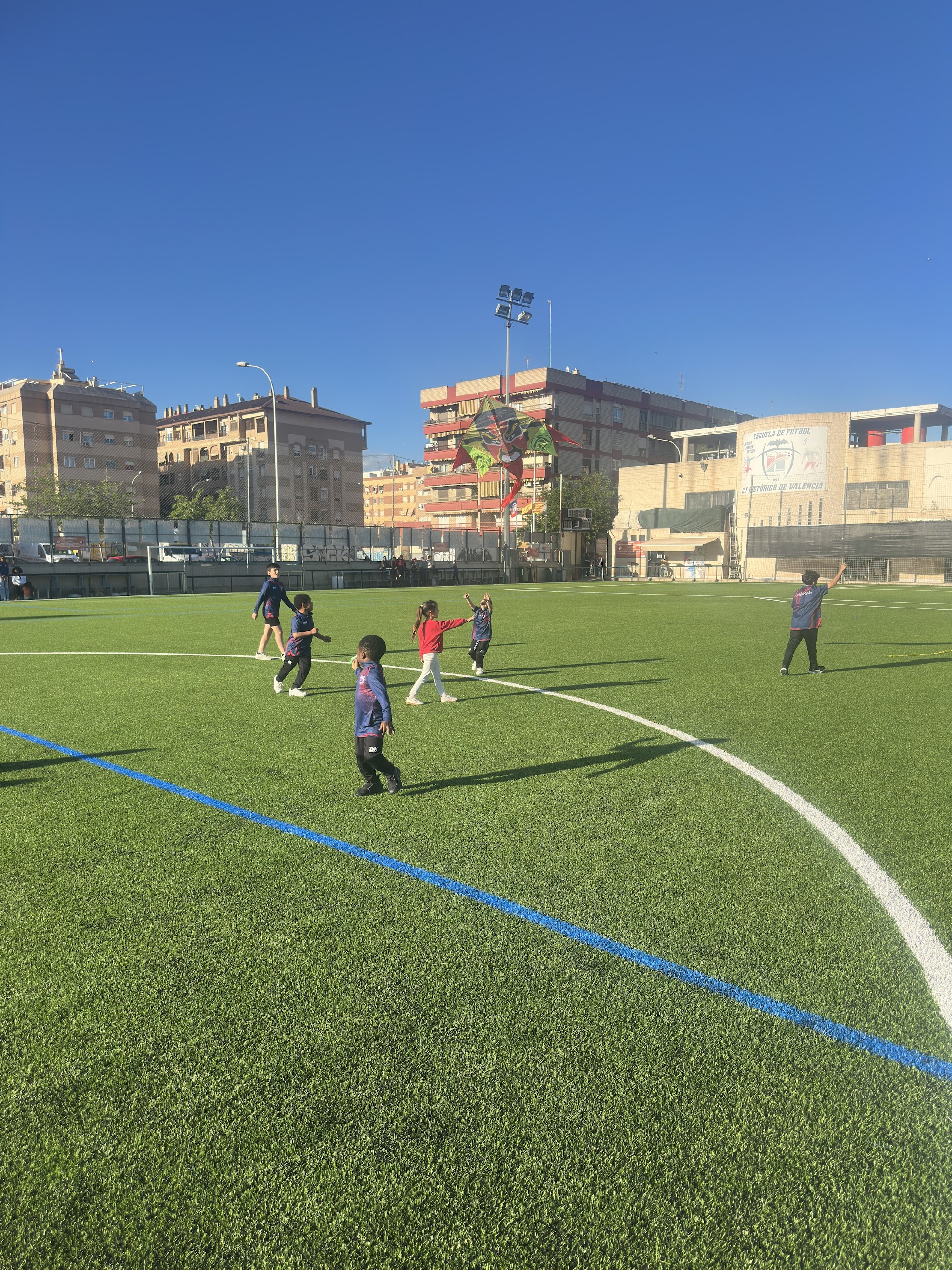 Los pequeños de la Escuela de Fútbol entrenan en el campo