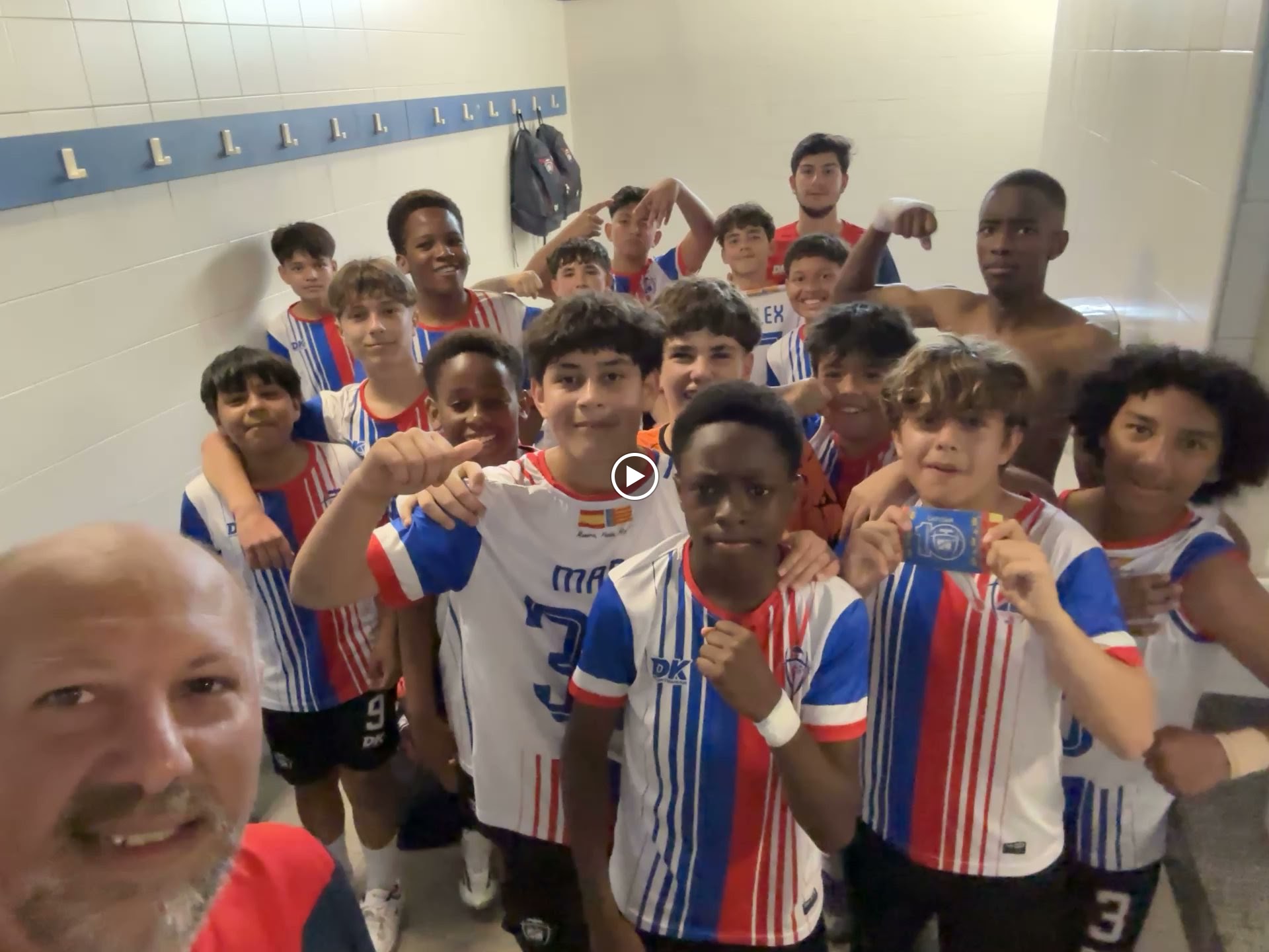 ¡Fiesta en el vestuario! El Infantil sigue ganando